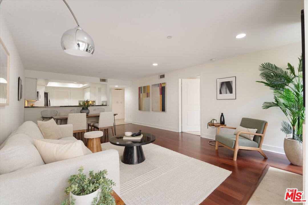 1951 N Beachwood Dr Unit: 206