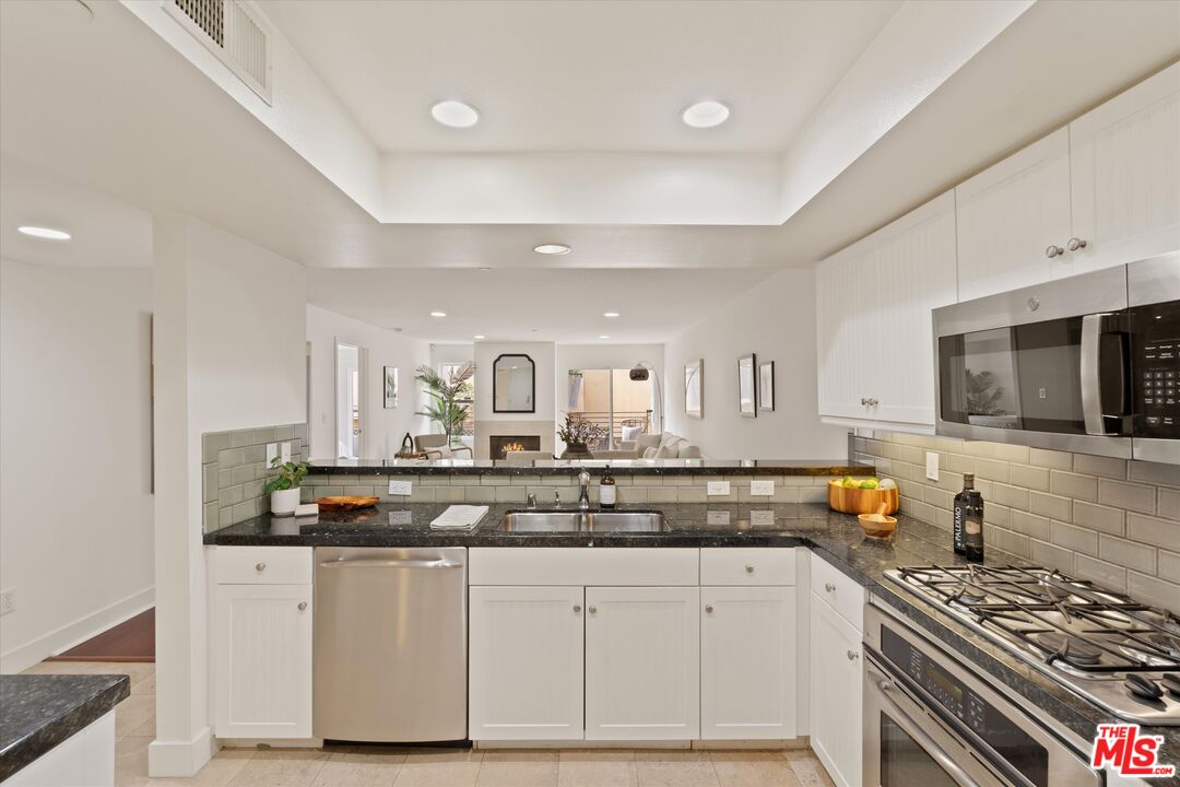 1951 N Beachwood Dr Unit: 206