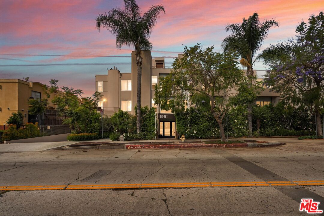 1951 N Beachwood Dr Unit: 206