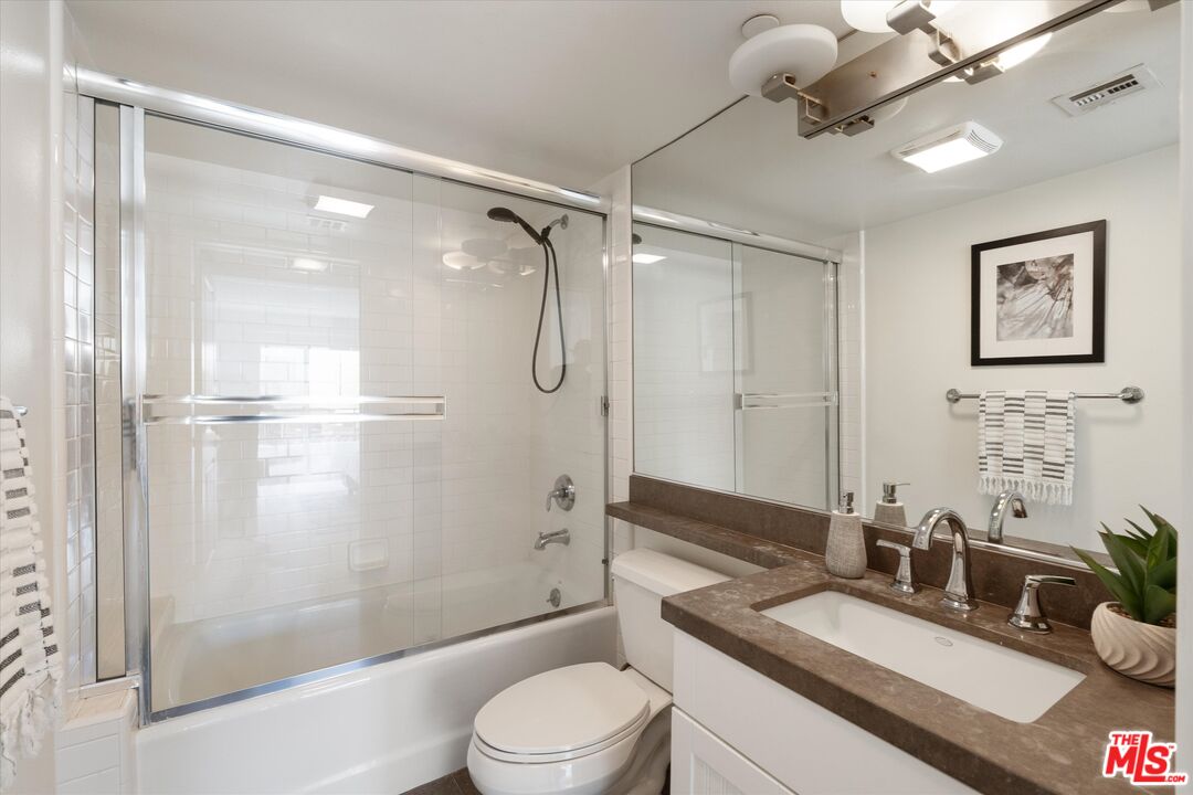 1951 N Beachwood Dr Unit: 206