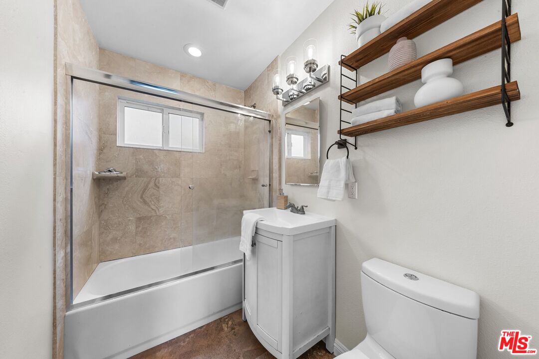 643 Pacific St Unit: 3