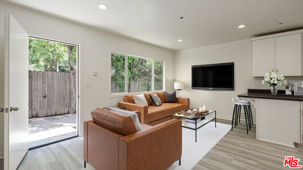 656 Indiana Ave Unit: 2