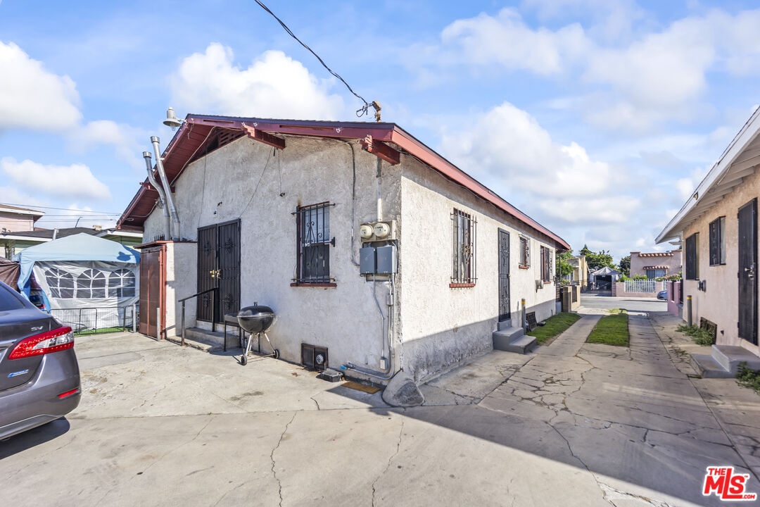 1253 E 76th Pl