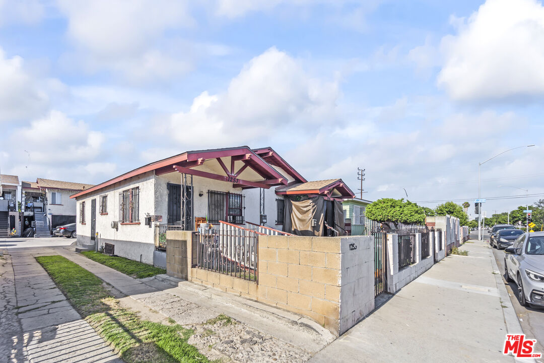 1253 E 76th Pl