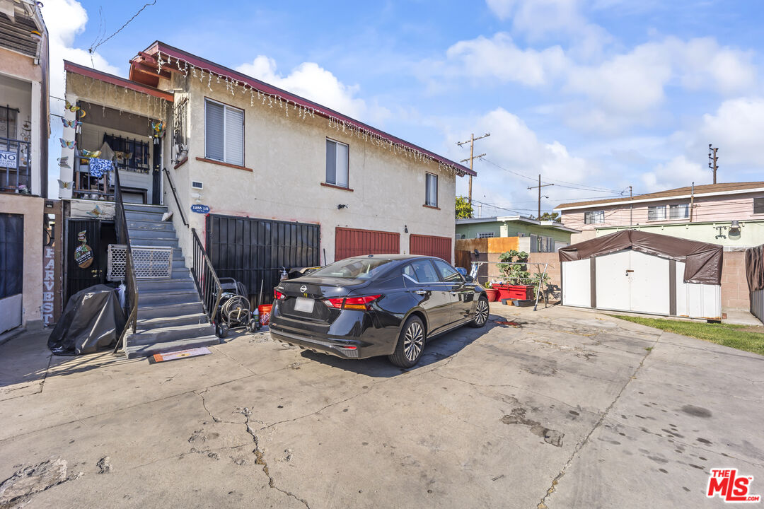 1253 E 76th Pl