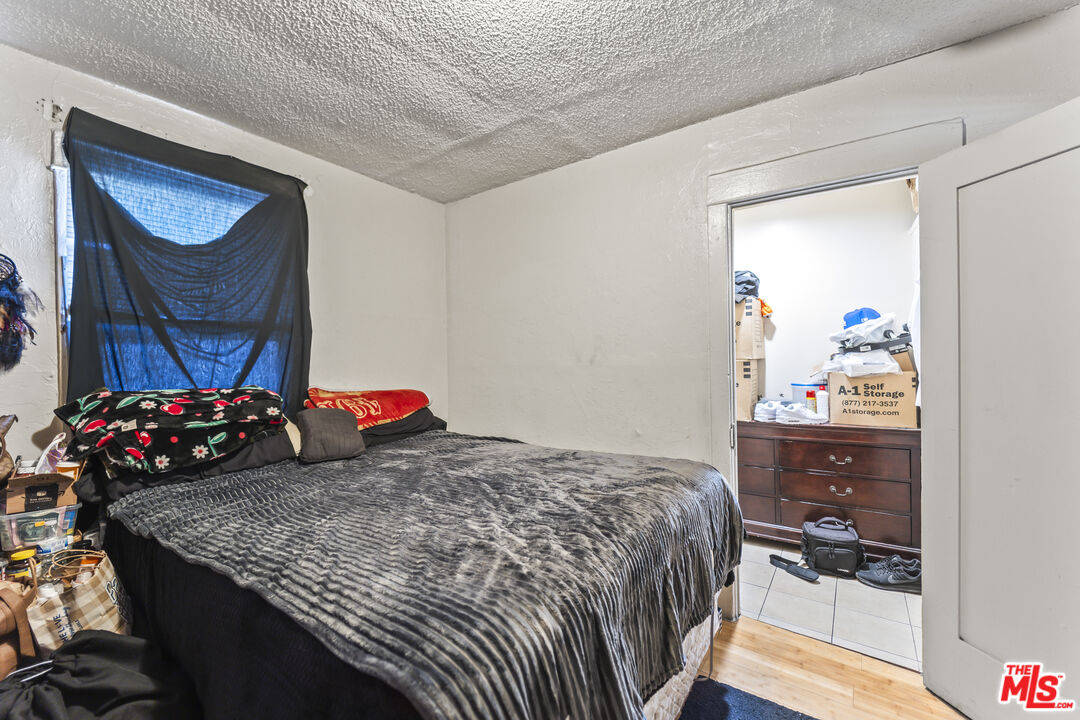 1253 E 76th Pl