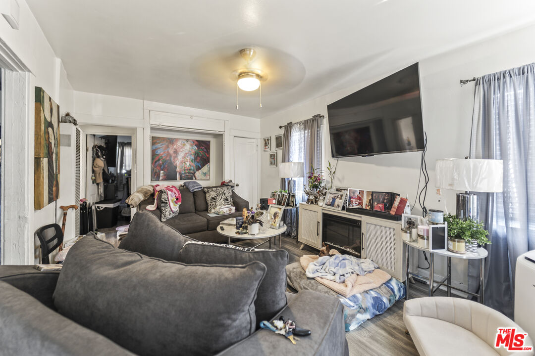 1253 E 76th Pl
