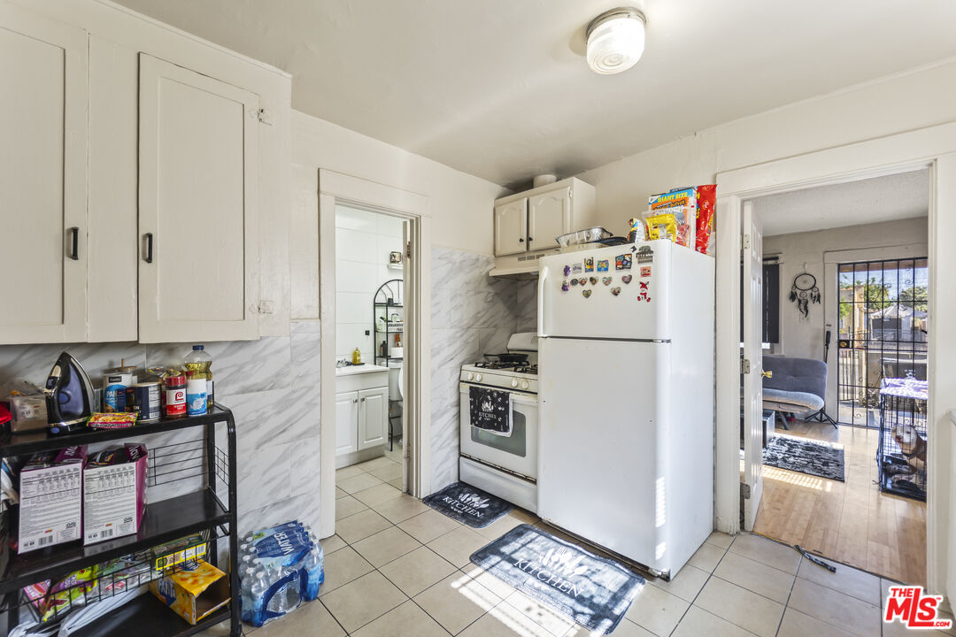1253 E 76th Pl