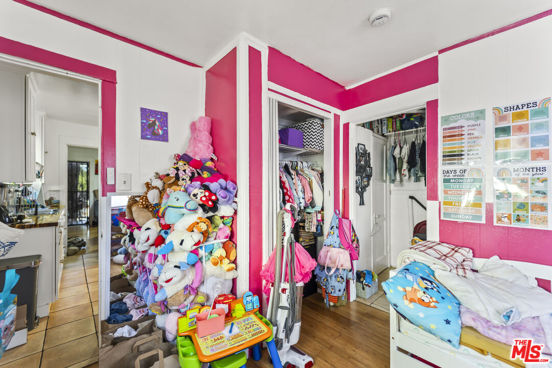 1253 E 76th Pl