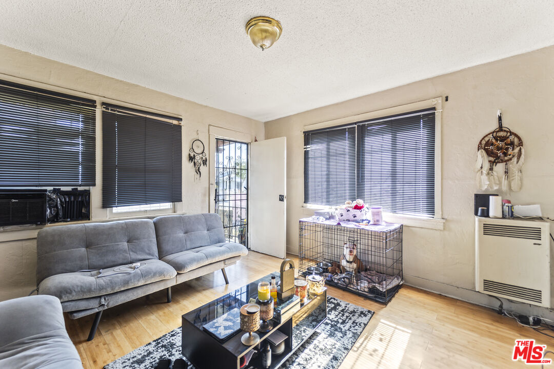 1253 E 76th Pl