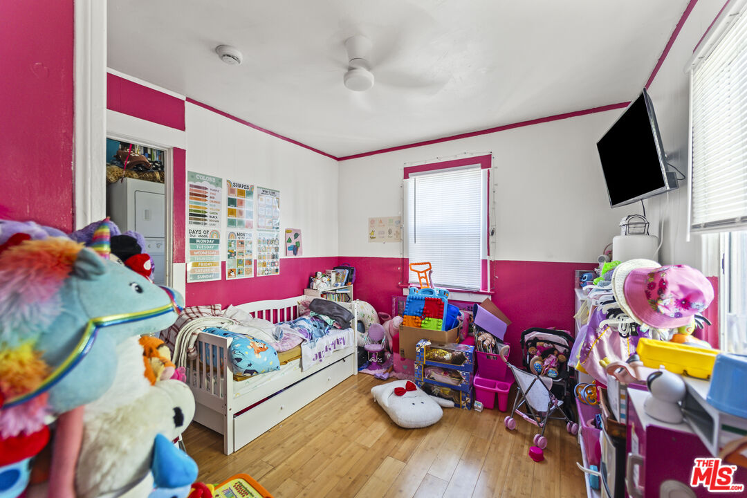 1253 E 76th Pl