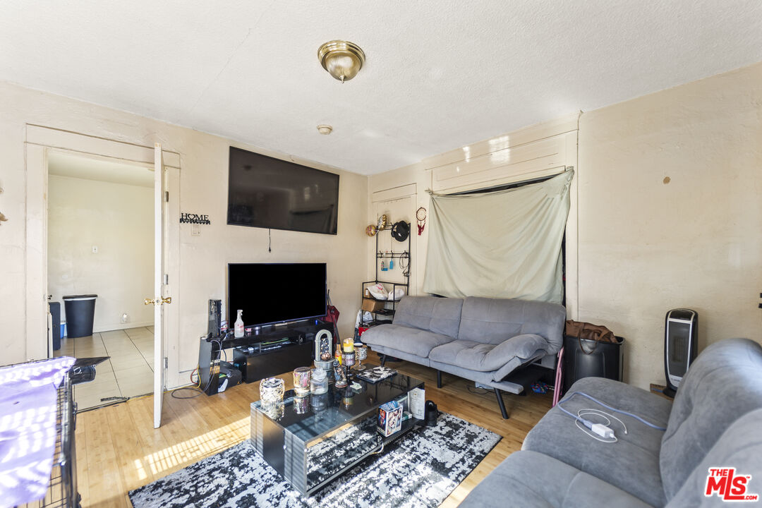 1253 E 76th Pl
