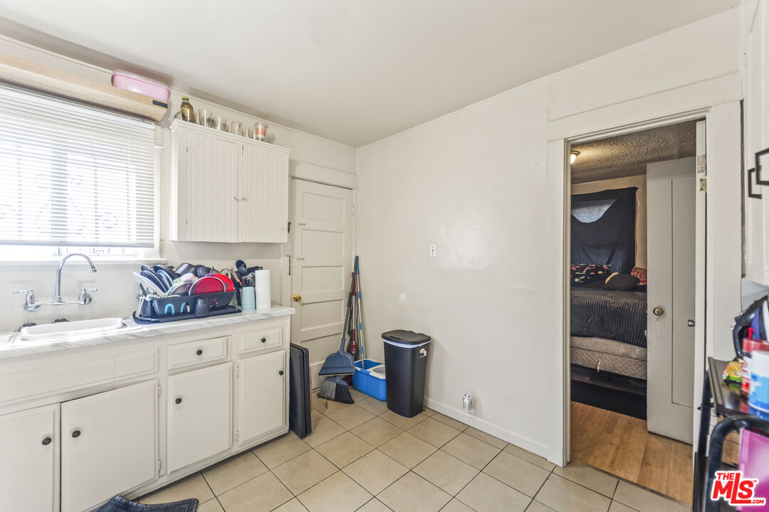 1253 E 76th Pl