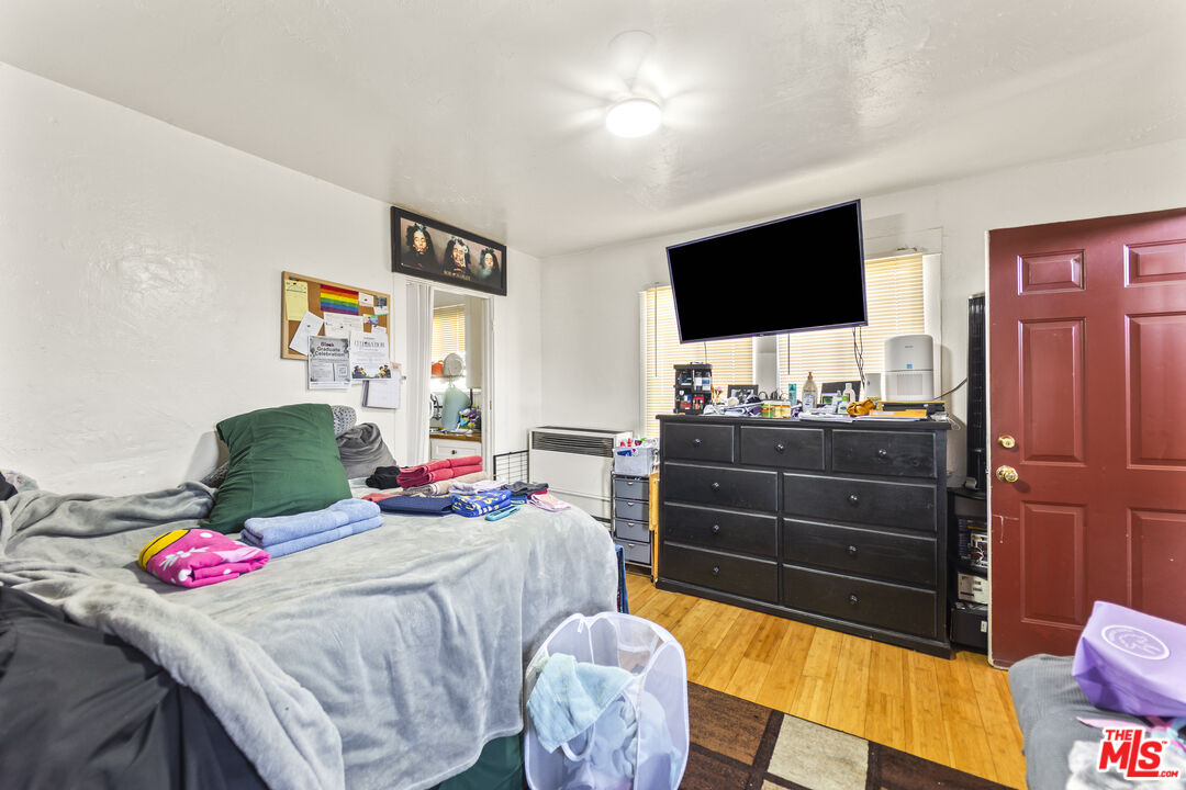 1253 E 76th Pl
