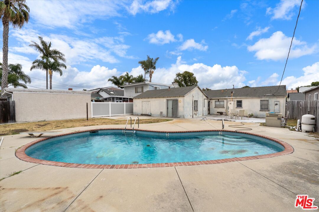 12923 Gilmore Ave