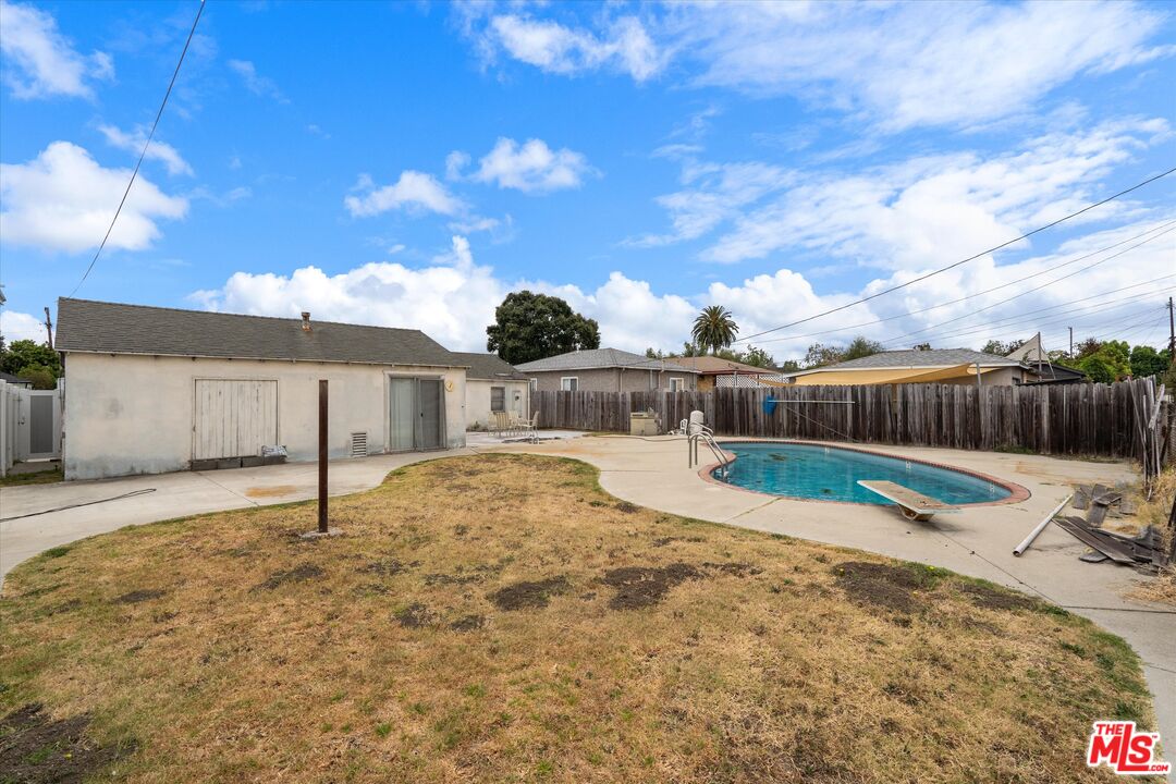 12923 Gilmore Ave