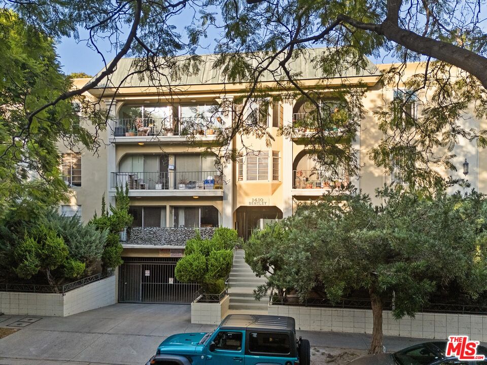 1410 S Bentley Ave Unit: 304