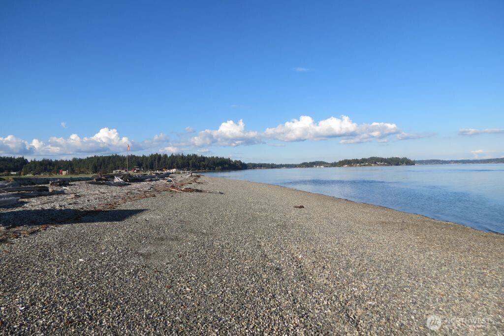 590 E Pointes Drive W