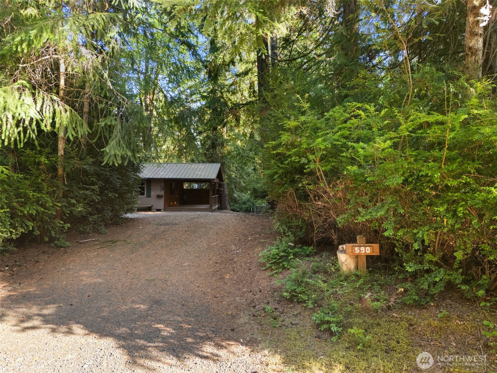 590 E Pointes Drive W