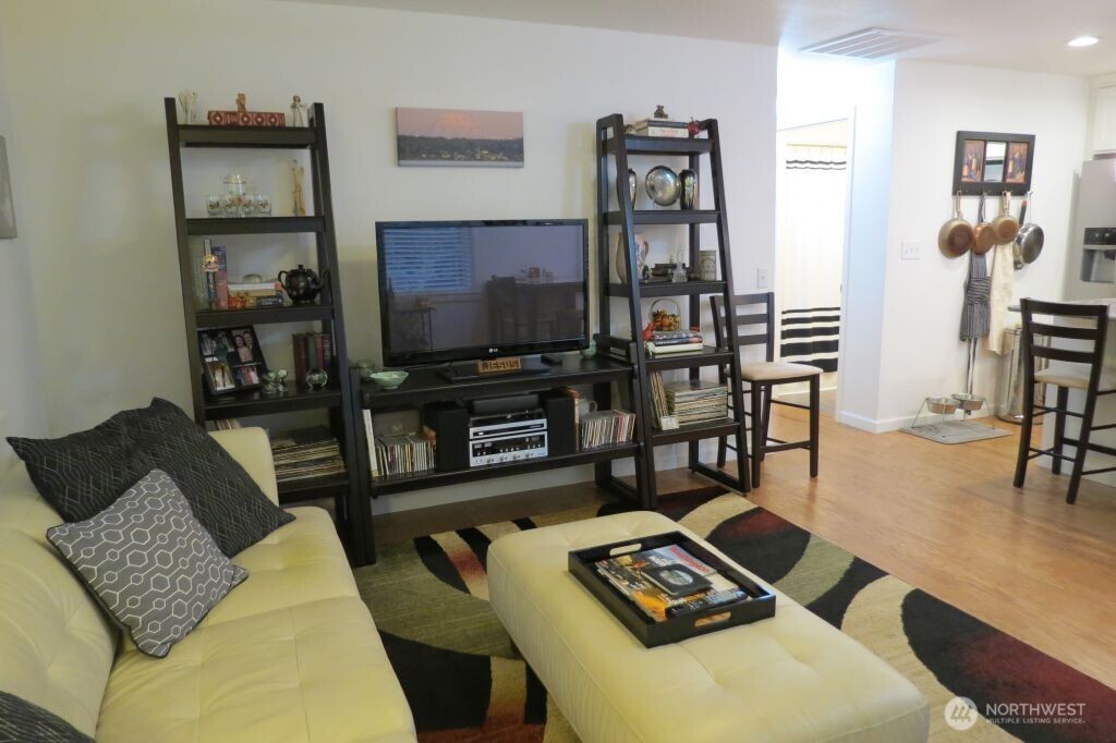 590 E Pointes Drive W