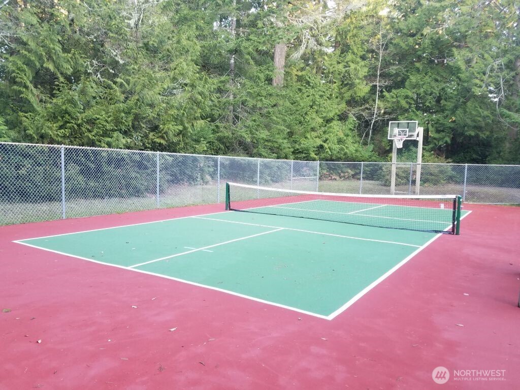 590 E Pointes Drive W