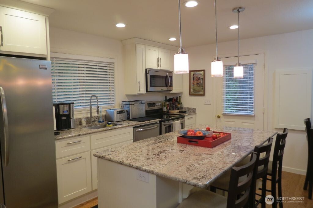 590 E Pointes Drive W