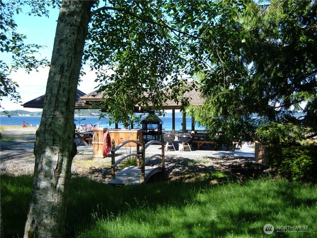 590 E Pointes Drive W