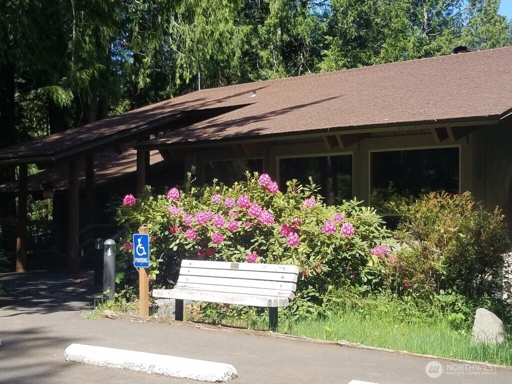 590 E Pointes Drive W