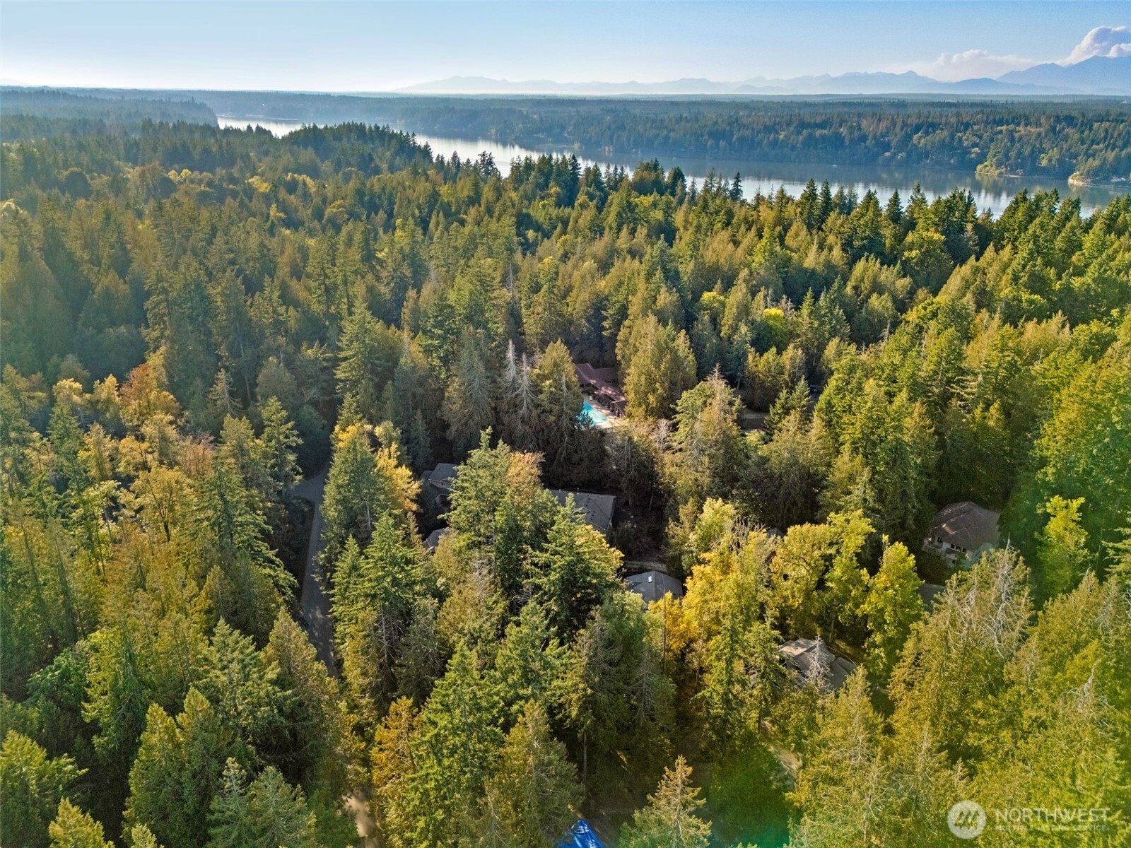 590 E Pointes Drive W