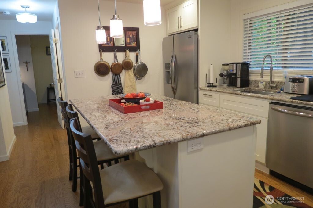 590 E Pointes Drive W