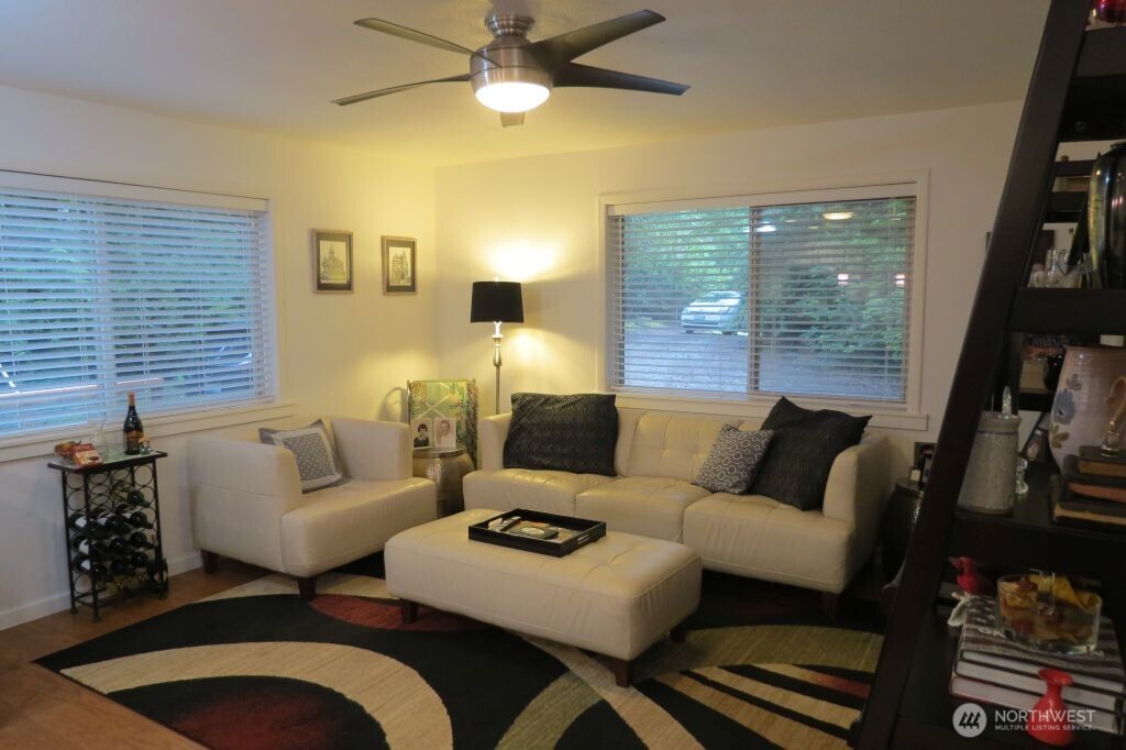 590 E Pointes Drive W