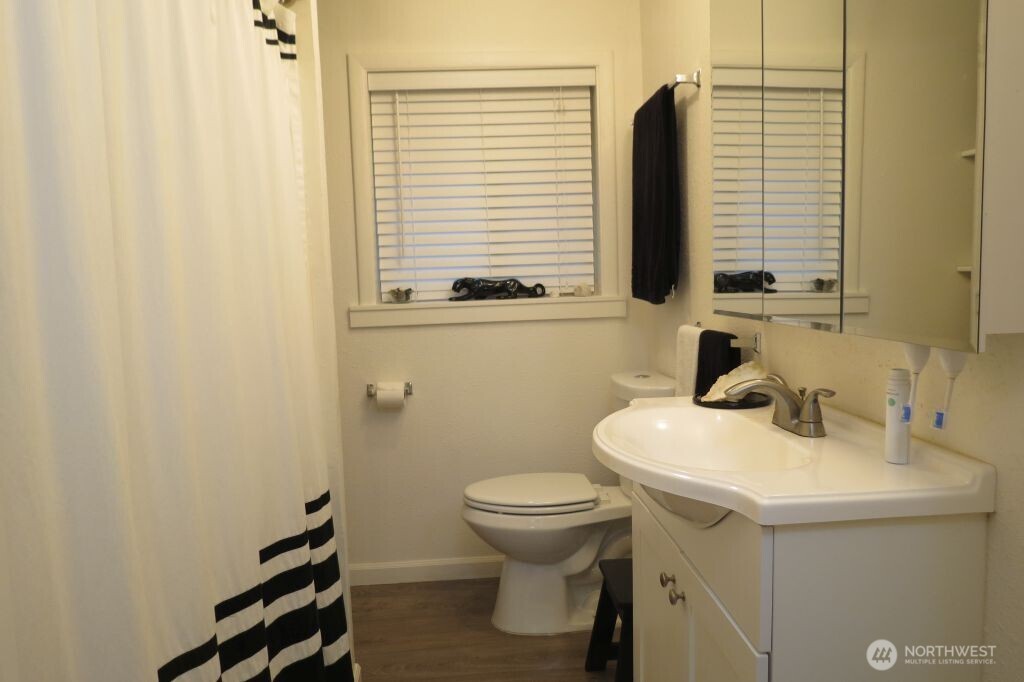 590 E Pointes Drive W