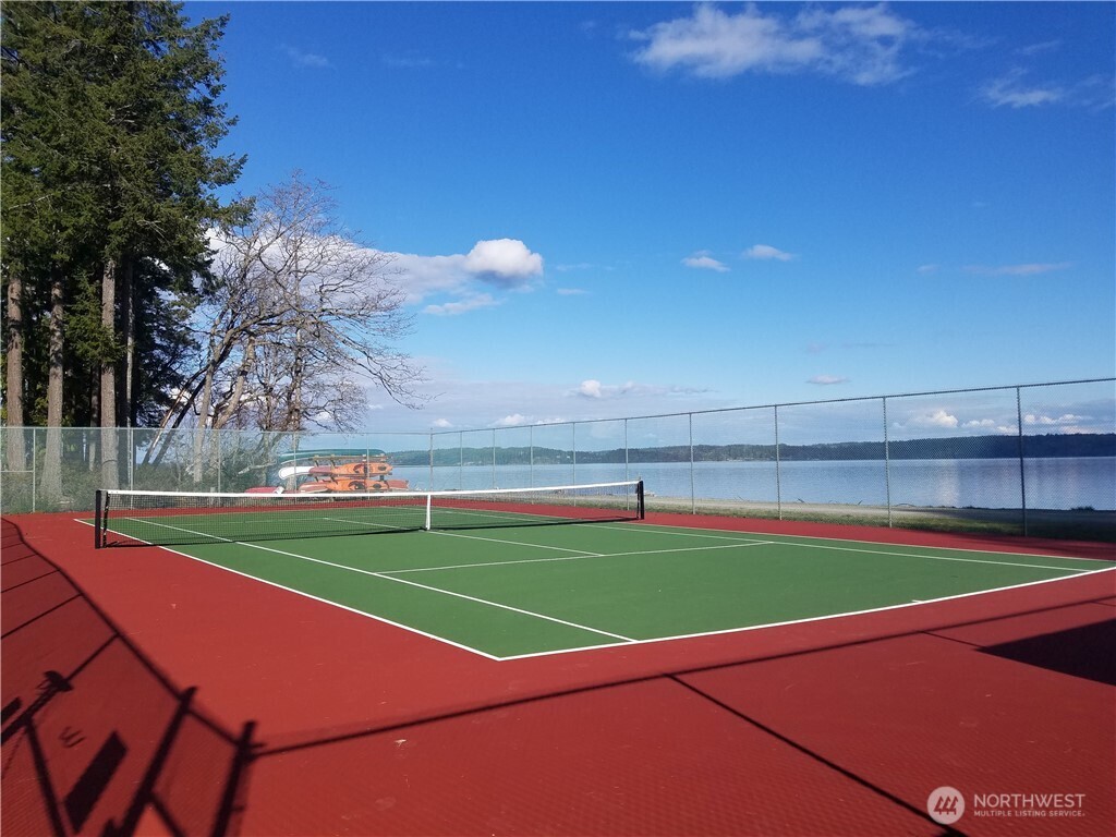 590 E Pointes Drive W