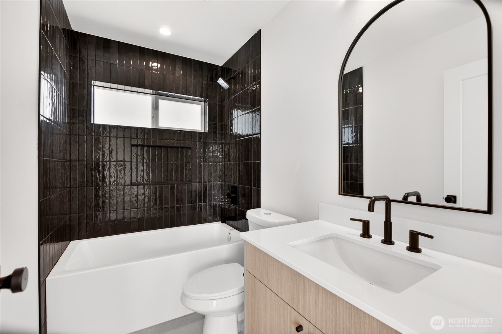 14321 Interlake Avenue N Unit: B