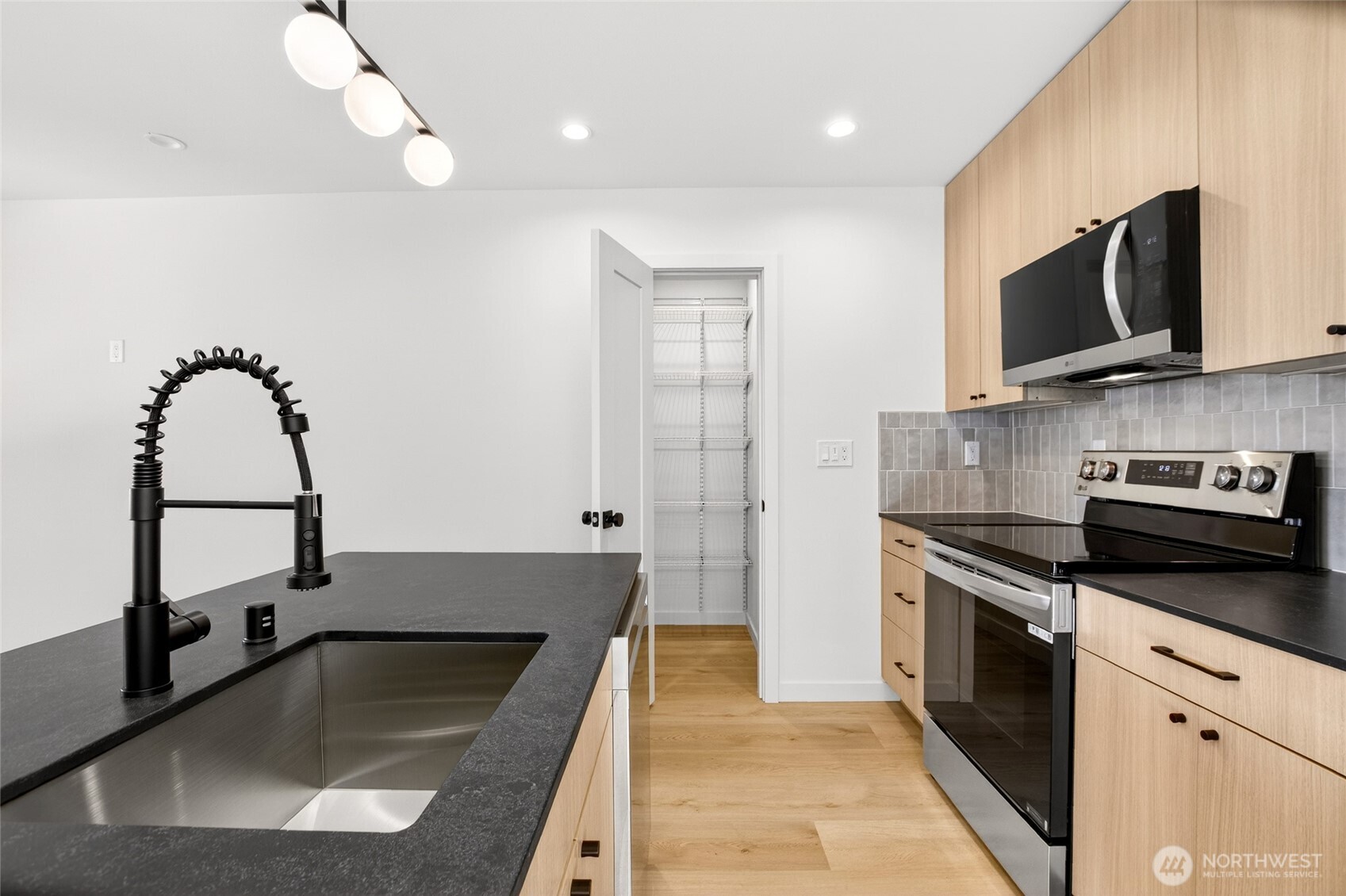 14321 Interlake Avenue N Unit: B