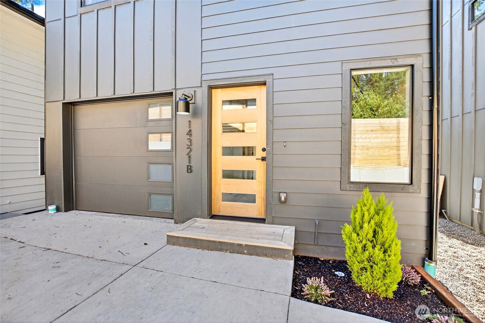 14321 Interlake Avenue N Unit: B