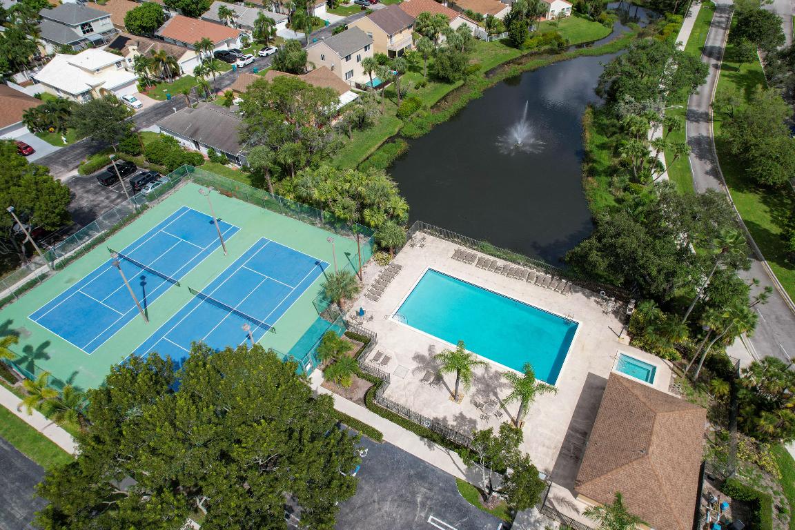 1015 Fairfax Circle W