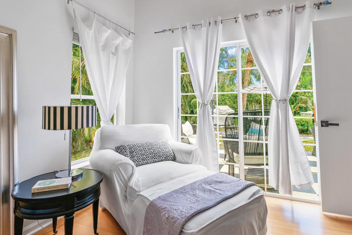 1015 Fairfax Circle W