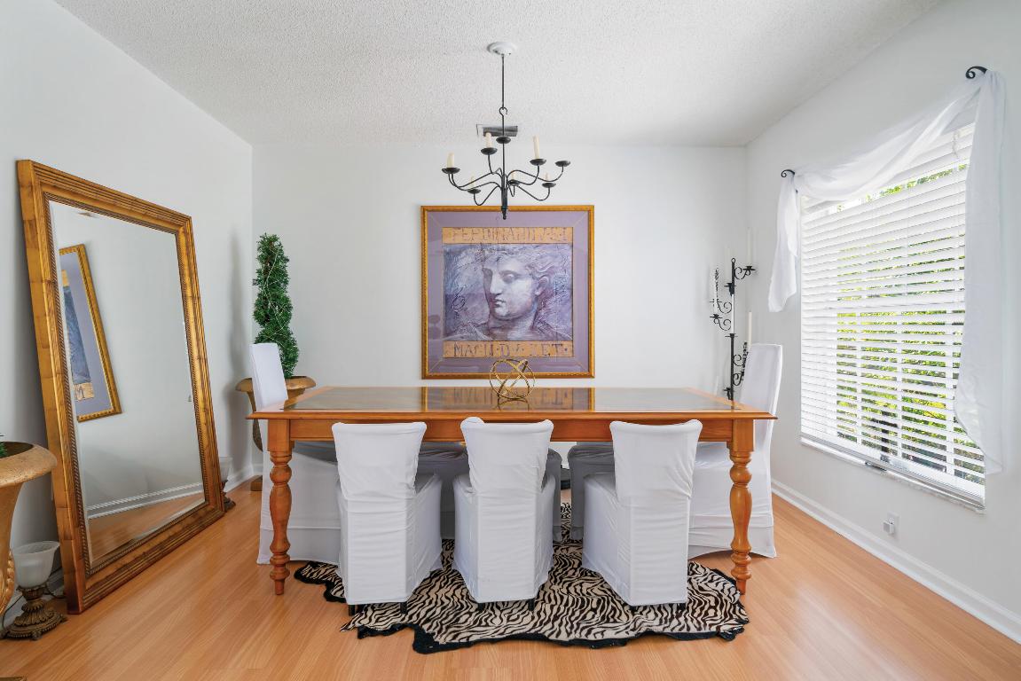 1015 Fairfax Circle W