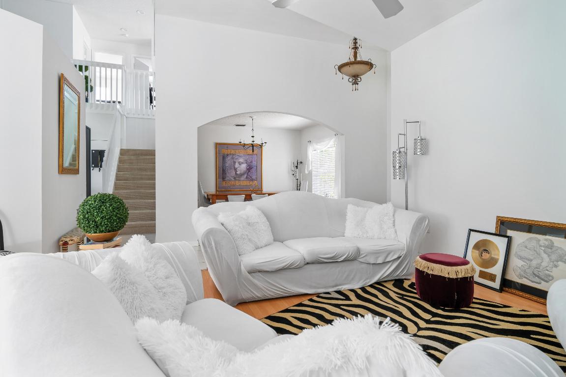 1015 Fairfax Circle W