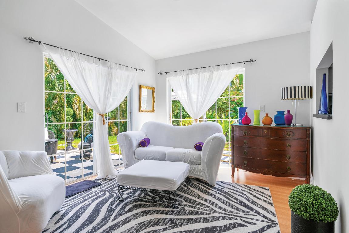 1015 Fairfax Circle W