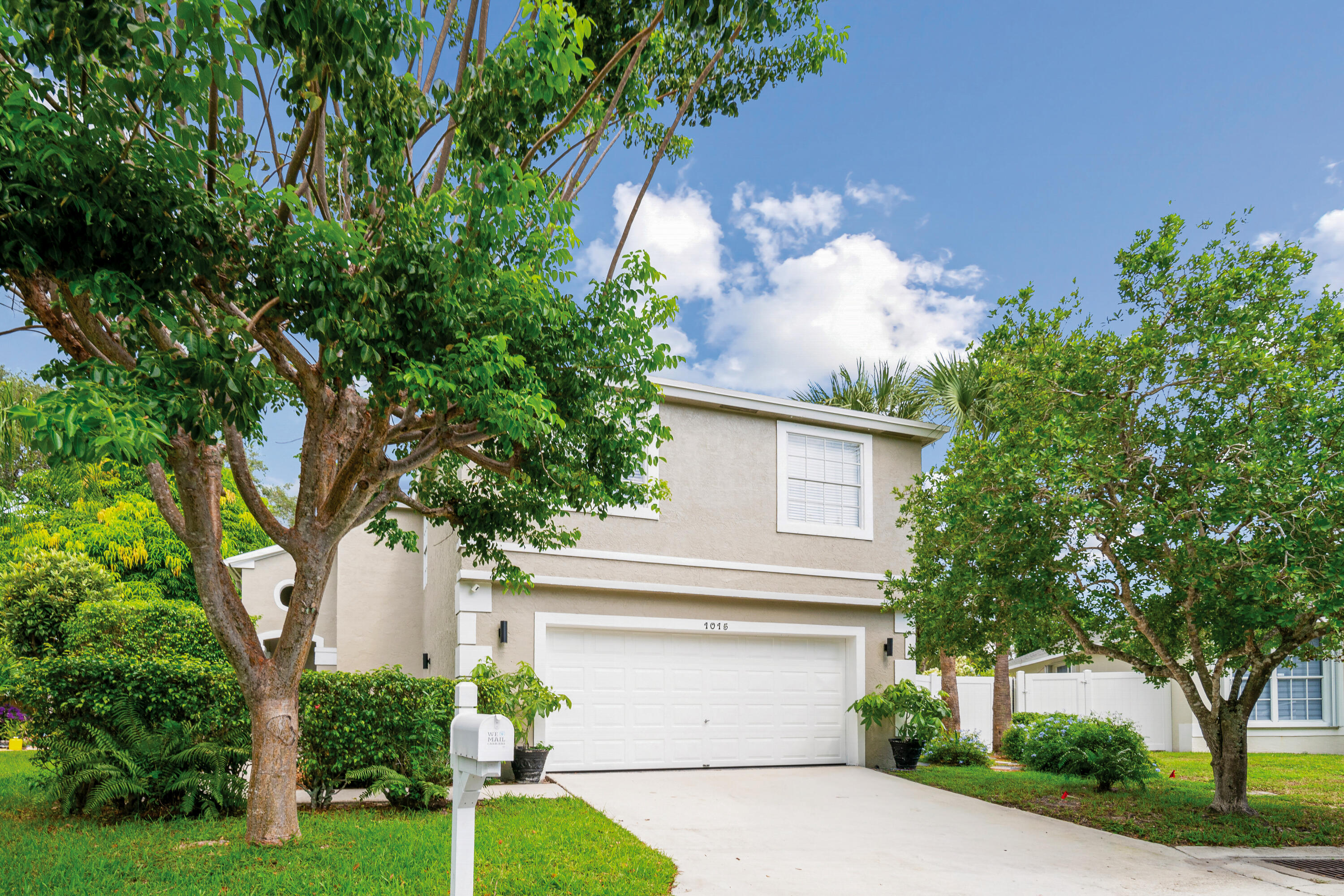 1015 Fairfax Circle W