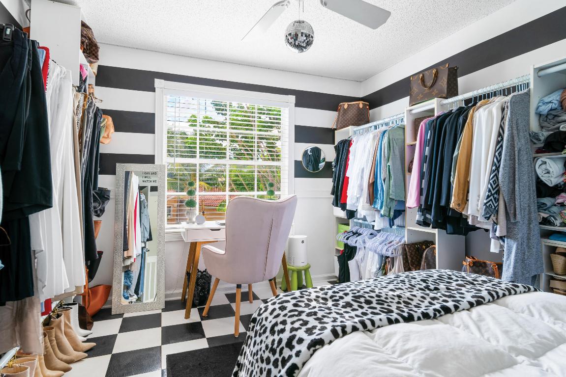 1015 Fairfax Circle W