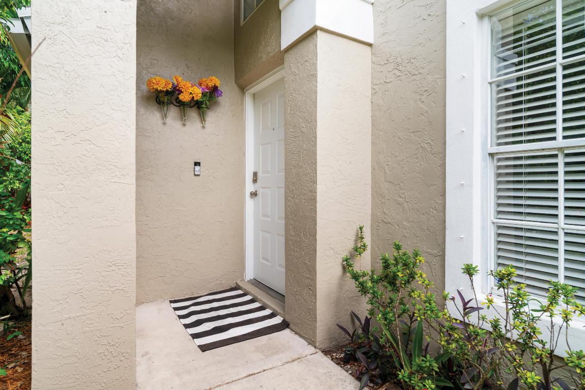 1015 Fairfax Circle W