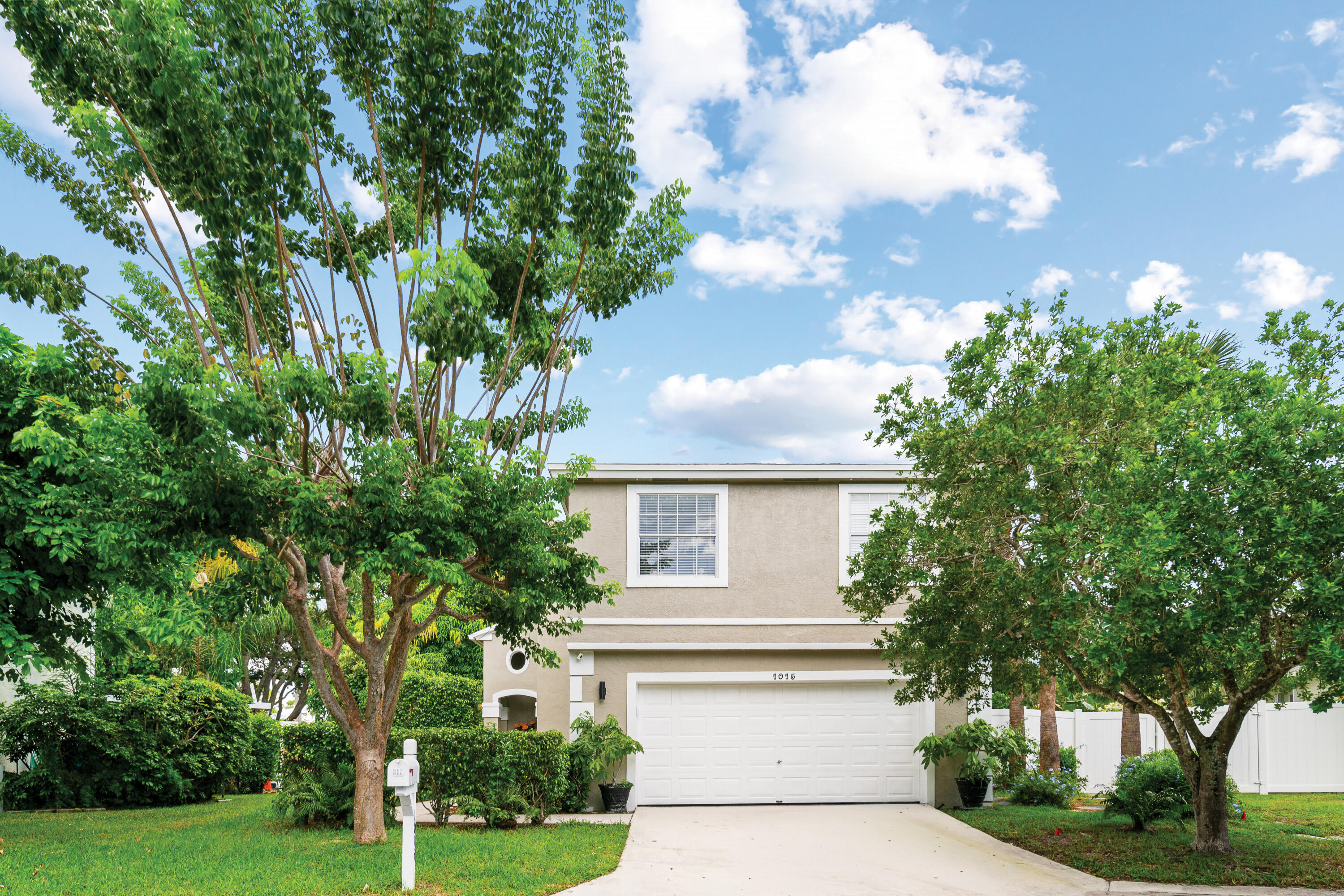 1015 Fairfax Circle W