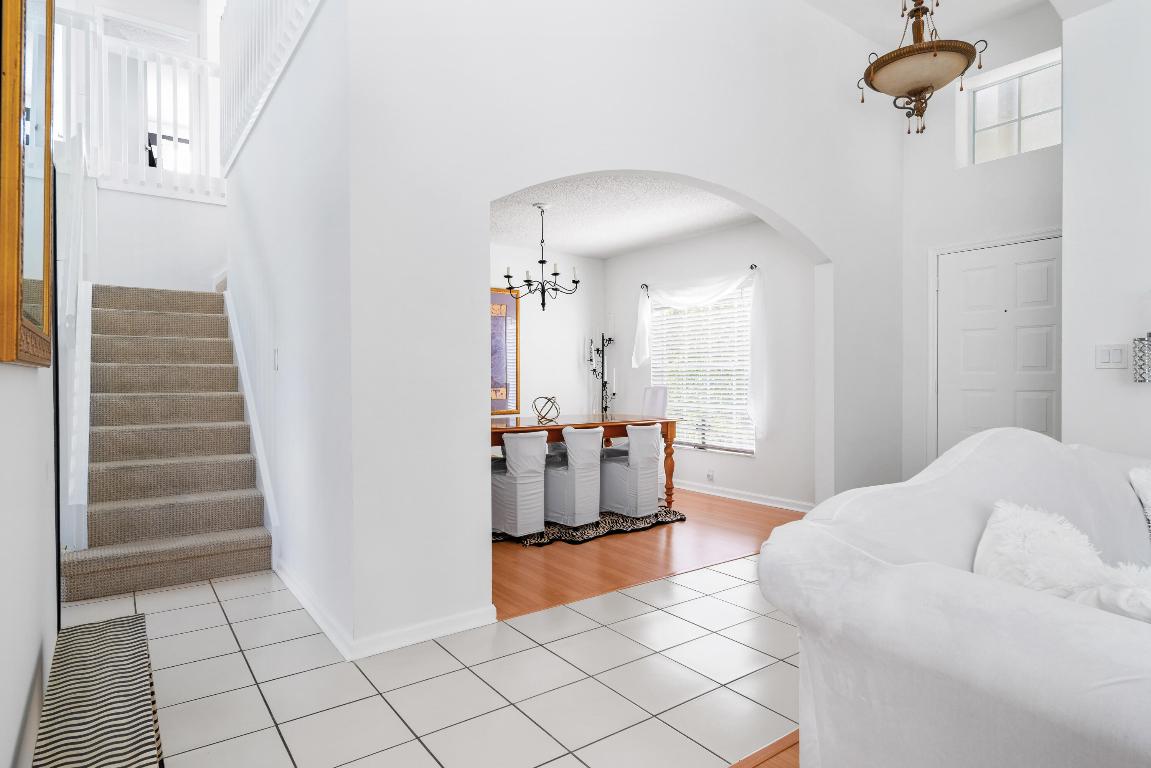 1015 Fairfax Circle W