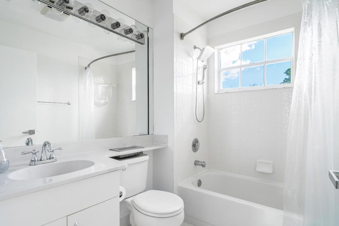 1015 Fairfax Circle W