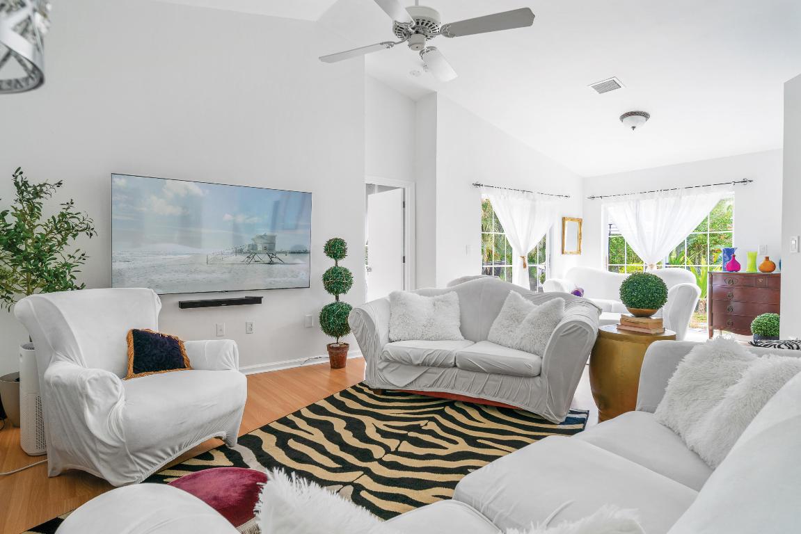 1015 Fairfax Circle W