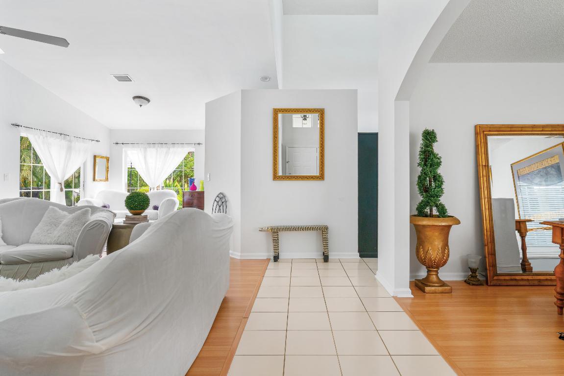 1015 Fairfax Circle W