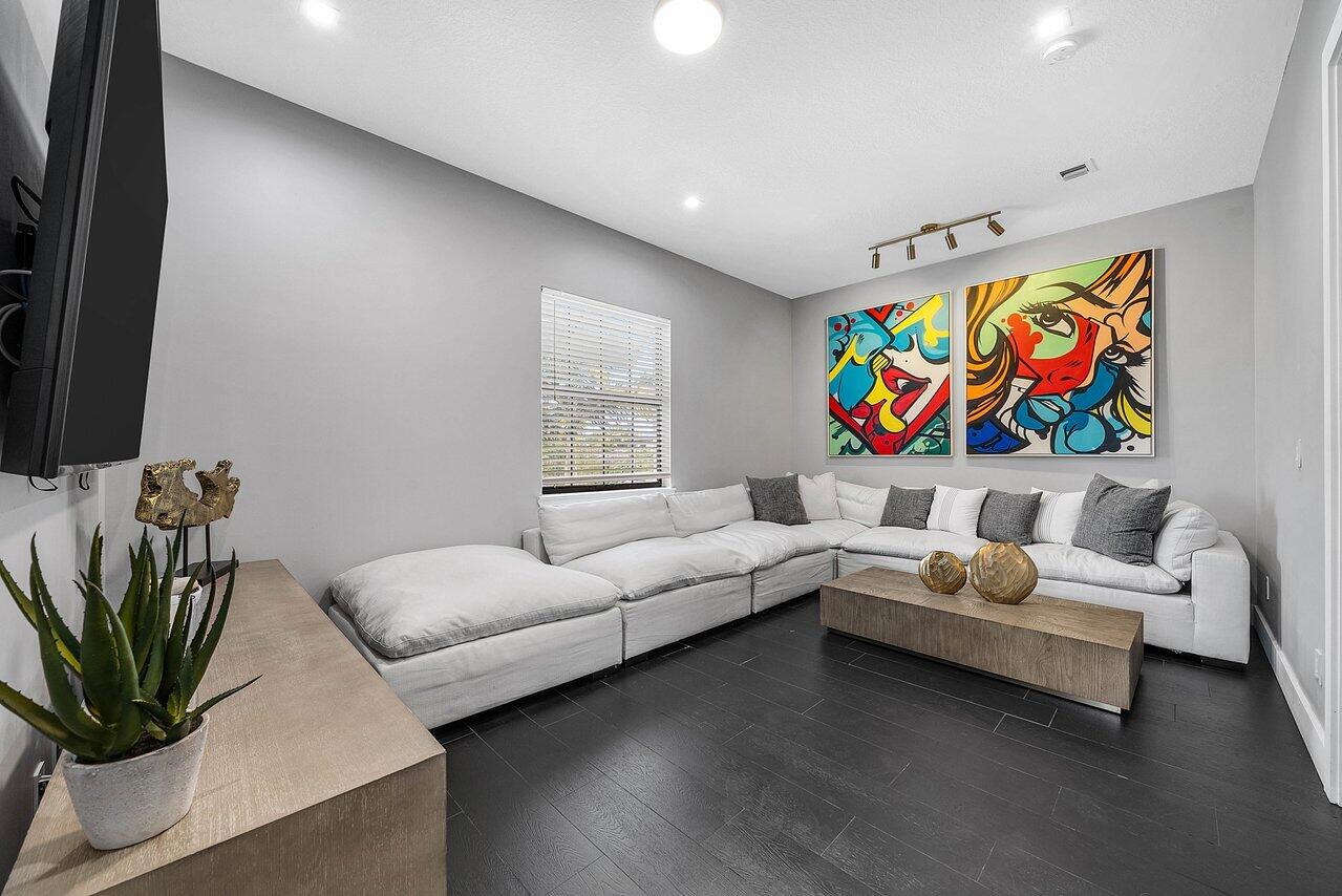 3019 Gin Berry Way
